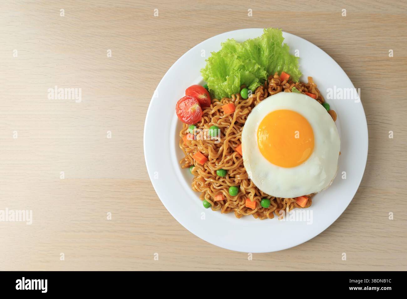 Tagliatelle fritte con vista dall'alto Goreng e uovo Sunny Side, spazio per testo Foto Stock