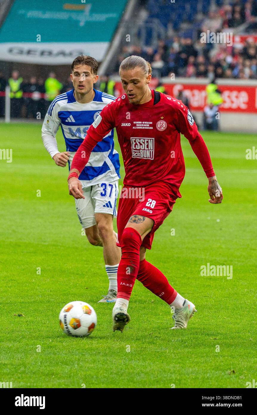 Sport, calcio, Coppa del basso Reno 2024/2025, finale, MSV Duisburg vs. Rot-Weiss Essen 1-2, 24.05.2025, Schauinsland-Reisen-Arena di Duisburg, scena della partita, Tom Moustier (RWE) in possesso di palla, dietro Patrick Sussek (MSV) Foto Stock