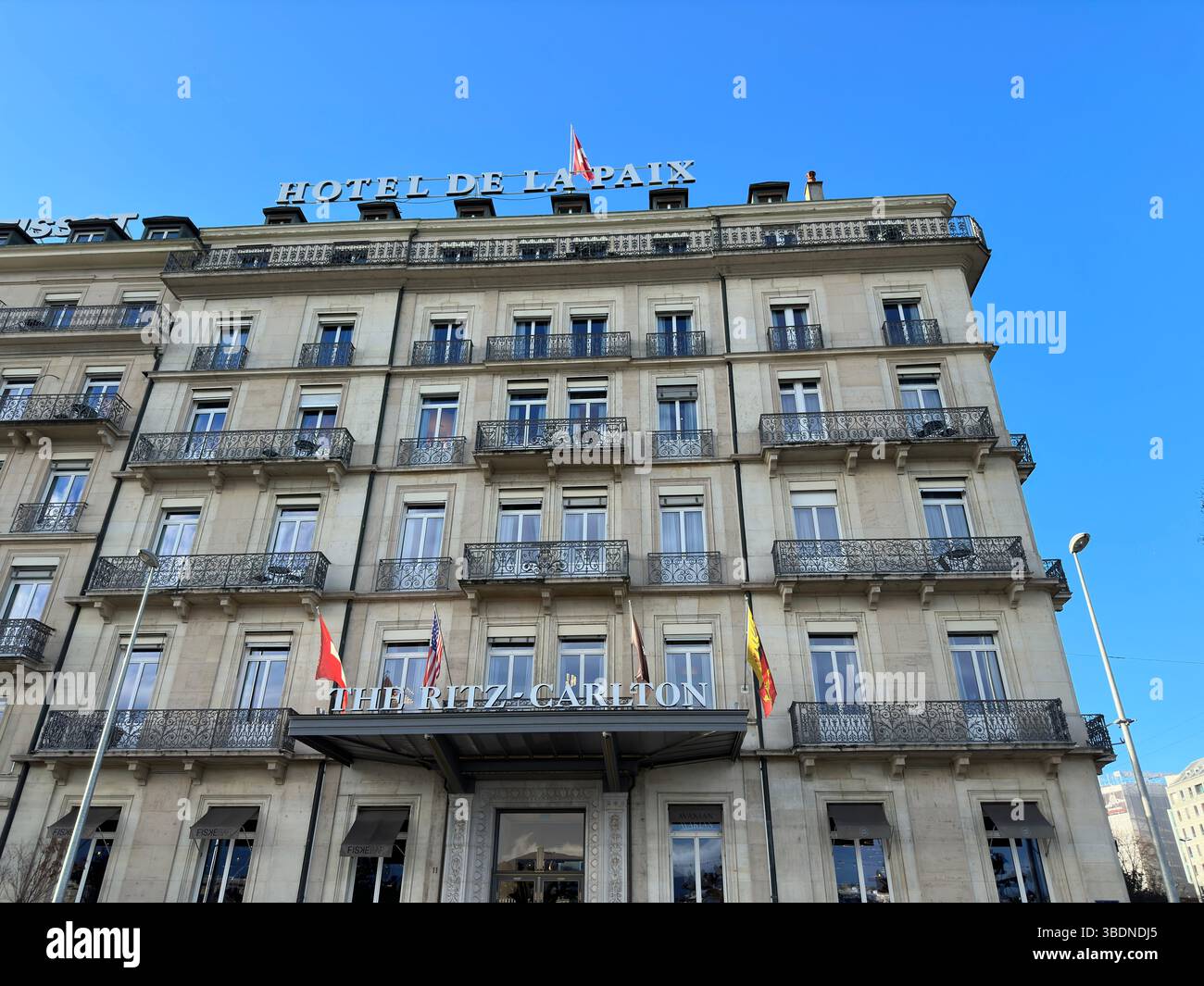 Ginevra, Svizzera - 15 gennaio 2023: Il Ritz-Carlton Hotel de la Paix a Ginevra, Svizzera. - Immagine stock catturata con smartphone