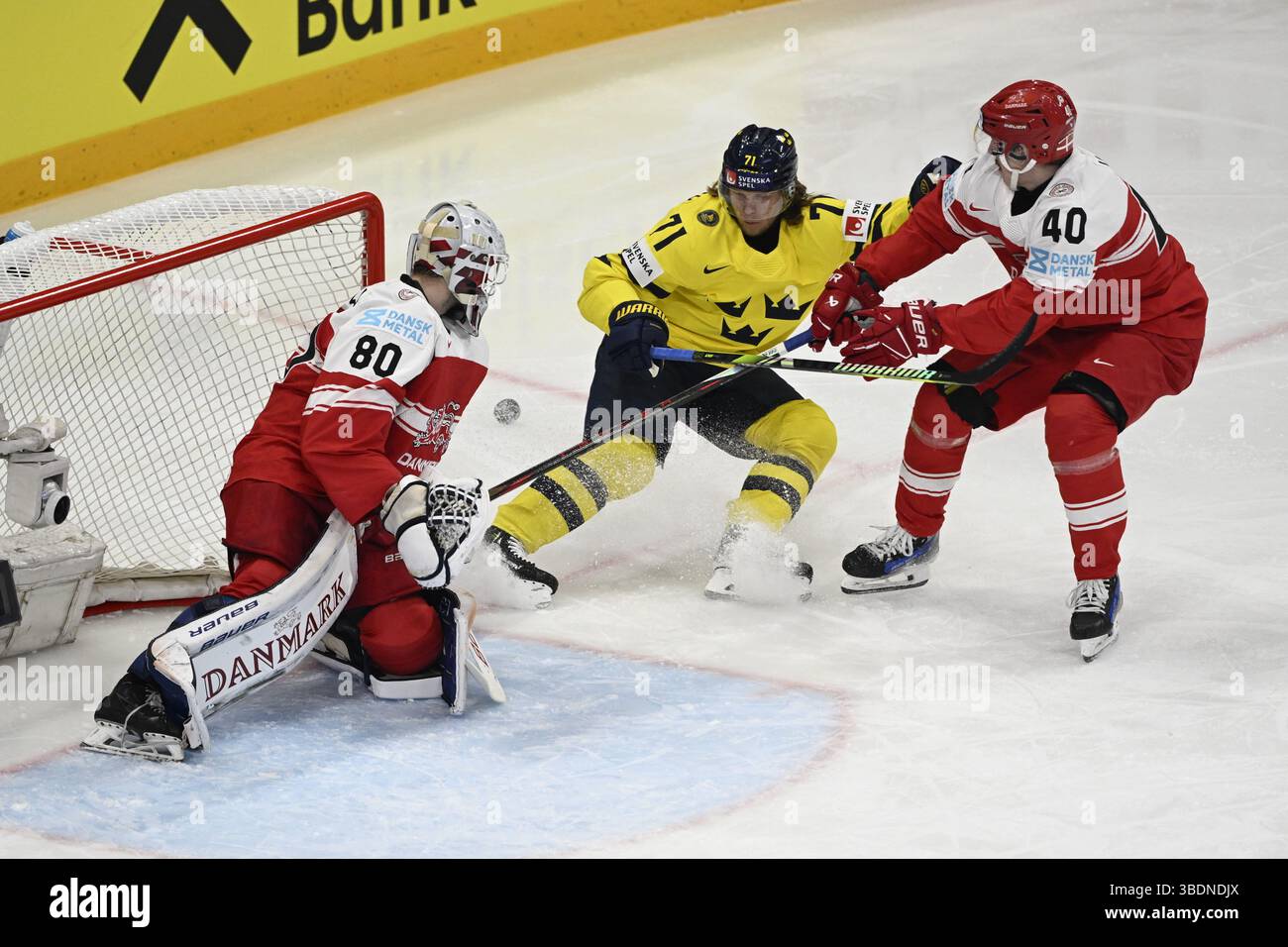 Stoccolma, Svezia. 25 maggio 2025. STOCCOLMA, SVEZIA 20250525Il portiere danese Frederik Dichow (#80), il svedese William Karlsson (#71) e il danese Anders Koch (#40) durante la partita di bronzo del Campionato mondiale di hockey su ghiaccio IIHF tra Svezia e Danimarca all'Avicii Arena di Stoccolma, Svezia, il 25 maggio 2025. Foto: Pontus Lundahl/TT/Kod 10050 credito: TT News Agency/Alamy Live News Foto Stock