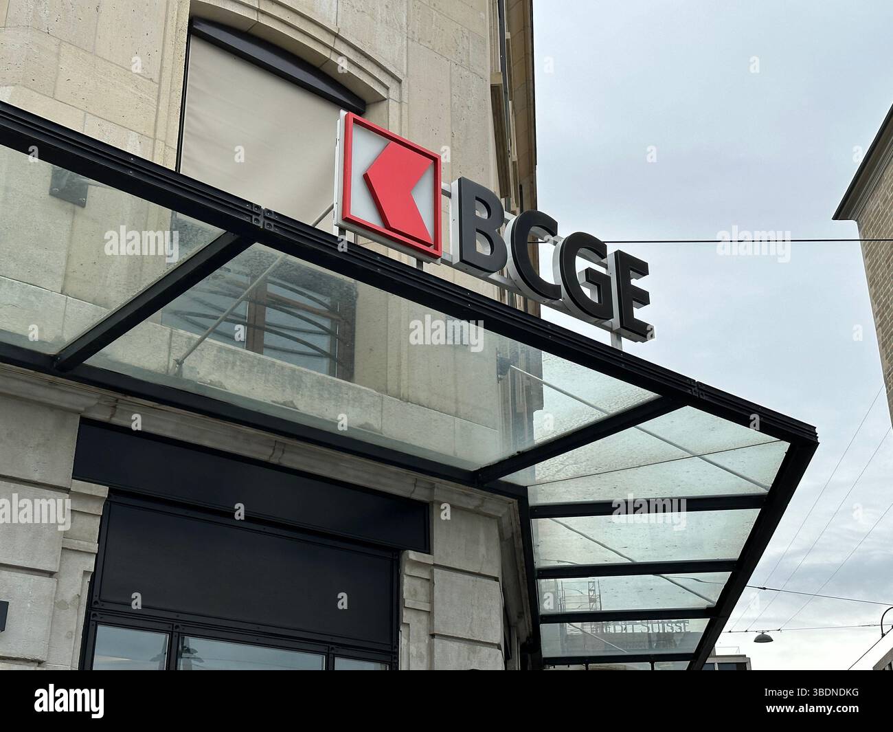Ginevra, Svizzera - 14 gennaio 2023: Banque Cantonale de Genève. Banca BCGE a Ginevra. - Immagine stock catturata con smartphone