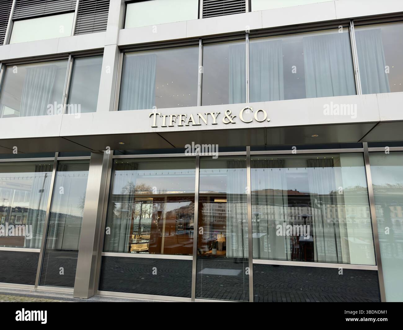Ginevra, Svizzera - 14 gennaio 2023: Negozio Tiffany & Co. - Immagine stock catturata con smartphone