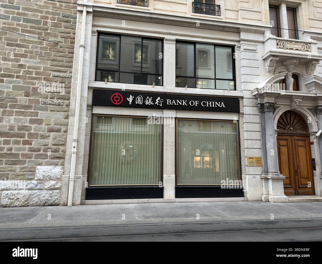 Ginevra, Svizzera - 12 gennaio 2023: Ufficio bancario Bank of China. - Immagine stock catturata con smartphone