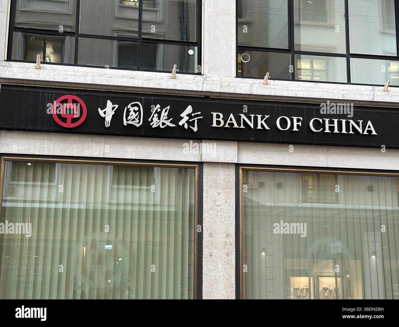 Ginevra, Svizzera - 12 gennaio 2023: Ufficio bancario Bank of China. - Immagine stock catturata con smartphone