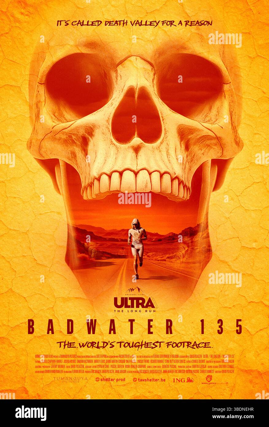 The Badwater 135: ULTRA - The Long Run (2025) diretto da David Polaczek e interpretato da Damian Kaczmarek, Debbie Martin-Consani, Harvey Lewis, Joshua Holmes, Pamela Chapman Markle. Un documentario che racconta l'estenuante ultramaratona Badwater di 135 km attraverso la Valle della morte, catturando la resistenza fisica e mentale dei corridori mentre combattono il calore estremo e lo sfinimento. USA SOLO PER USO EDITORIALE DI un foglio di poster. Crediti: BFA / Monkey Wrench Films Foto Stock