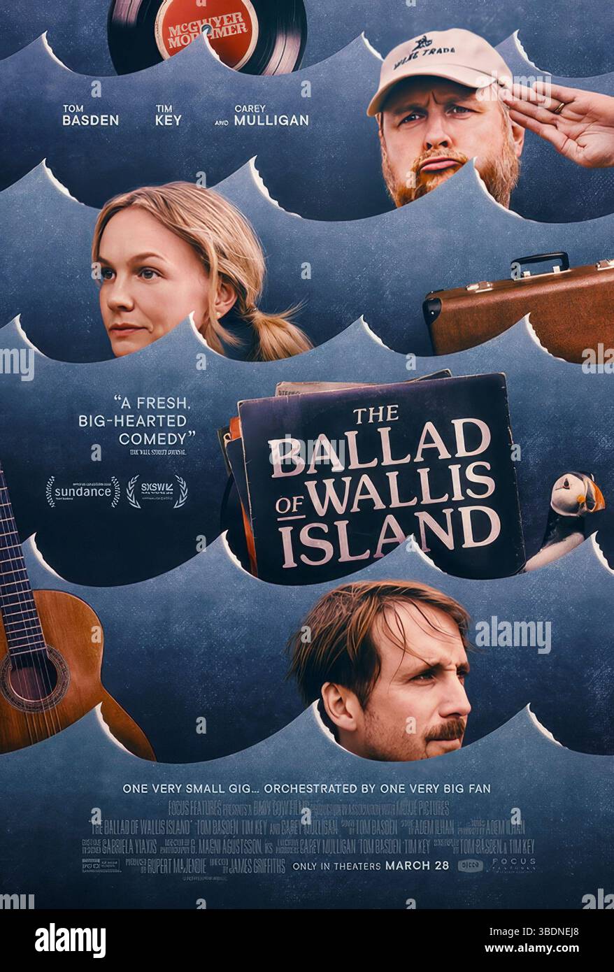 The Ballad of Wallis Island (2025) diretto da James Griffiths e interpretato da Tim Key, Tom Basden e Carey Mulligan. Il musicista Herb McGwyer, un tempo parte del duo folk McGwyer Mortimer, viene attirato nella remota Wallis Island da Charles, un eccentrico vincitore della lotteria e appassionato fan, per un concerto privato. Mentre Herb si riunisce con il suo ex compagno di band ed ex amante Nell Mortimer, vecchie tensioni e sentimenti irrisolti riemergono, costringendo tutti e tre a confrontarsi con i loro passati e il vero significato della connessione. USA SOLO PER USO EDITORIALE DI un foglio di poster. Credito: Funzioni BFA / Focus Foto Stock