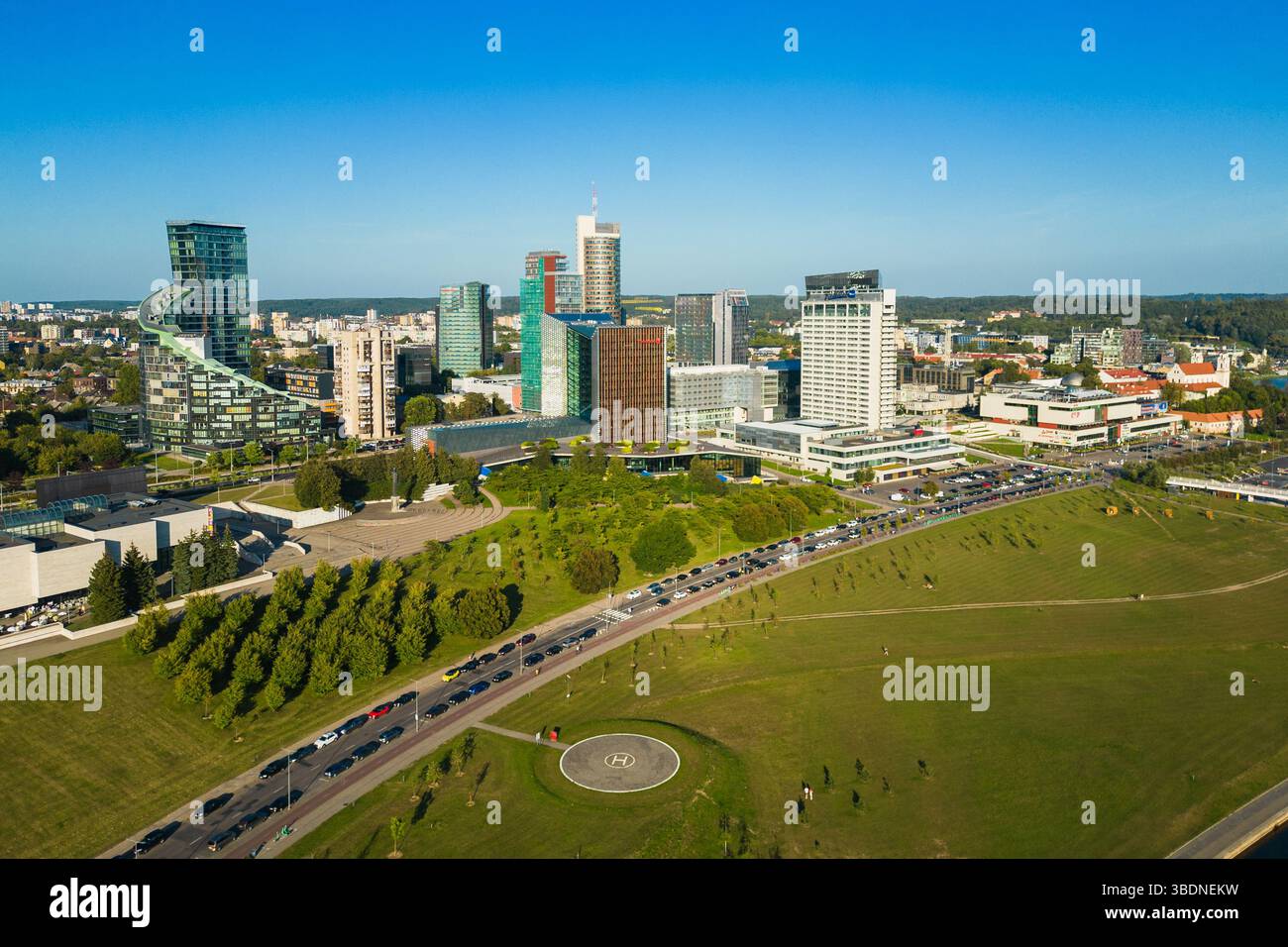 Veduta aerea degli alti edifici del quartiere finanziario di Vilnius e di una strada con Green Field Foto Stock