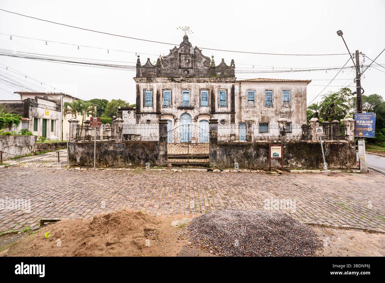 Santo Amaro, Bahia, Brasile - 18 maggio 2025: Veduta bassa della chiesa e del convento di nostra Signora dell'umile nella città di Santo Amaro, Bahia. Foto Stock