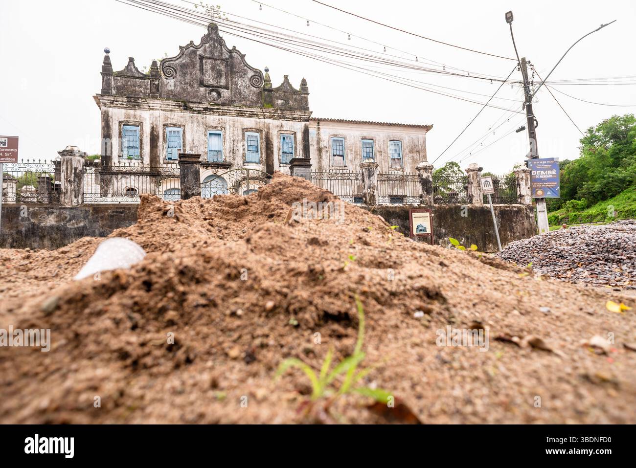 Santo Amaro, Bahia, Brasile - 18 maggio 2025: Chiesa e convento di nostra Signora dell'umile situato nella città di Santo Amaro, Bahia. Foto Stock