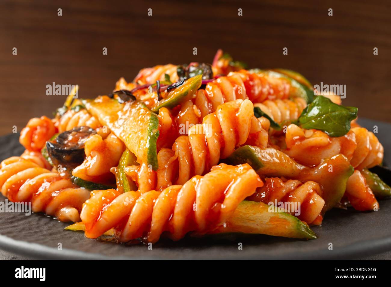 Insalata di pasta Fusilli con salsa di pomodoro Foto Stock