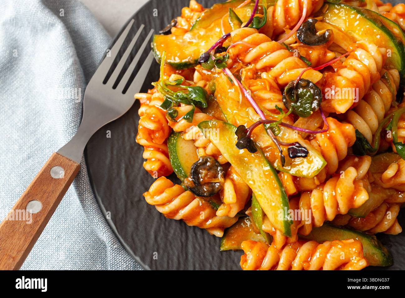 Insalata di pasta Fusilli con salsa di pomodoro Foto Stock
