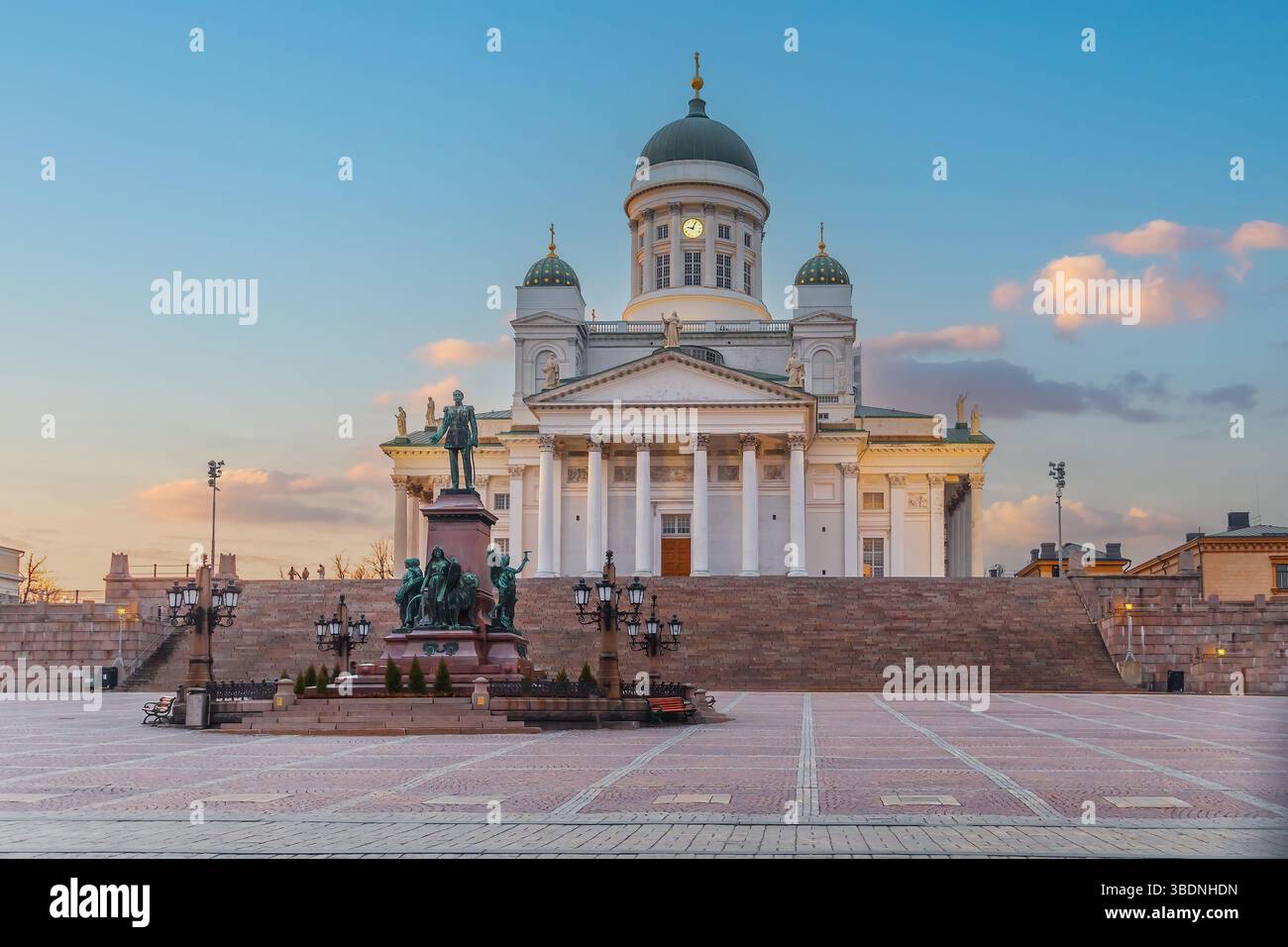 Cattedrale di Helsinki nel centro di Helsinki, Finlandia al tramonto Foto Stock