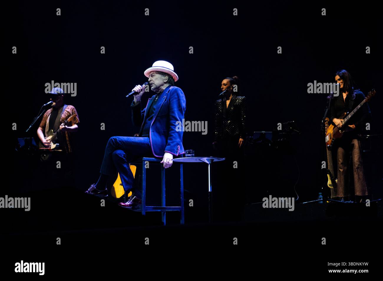 Madrid, 19 maggio 2025. Movistar Arena. Palazzetto dello sport. Concerto di Joaquín Sabina. Foto: Di San Bernardo. Arcicc. Crediti: Album / Archivo ABC / Eduardo San Bernardo Foto Stock