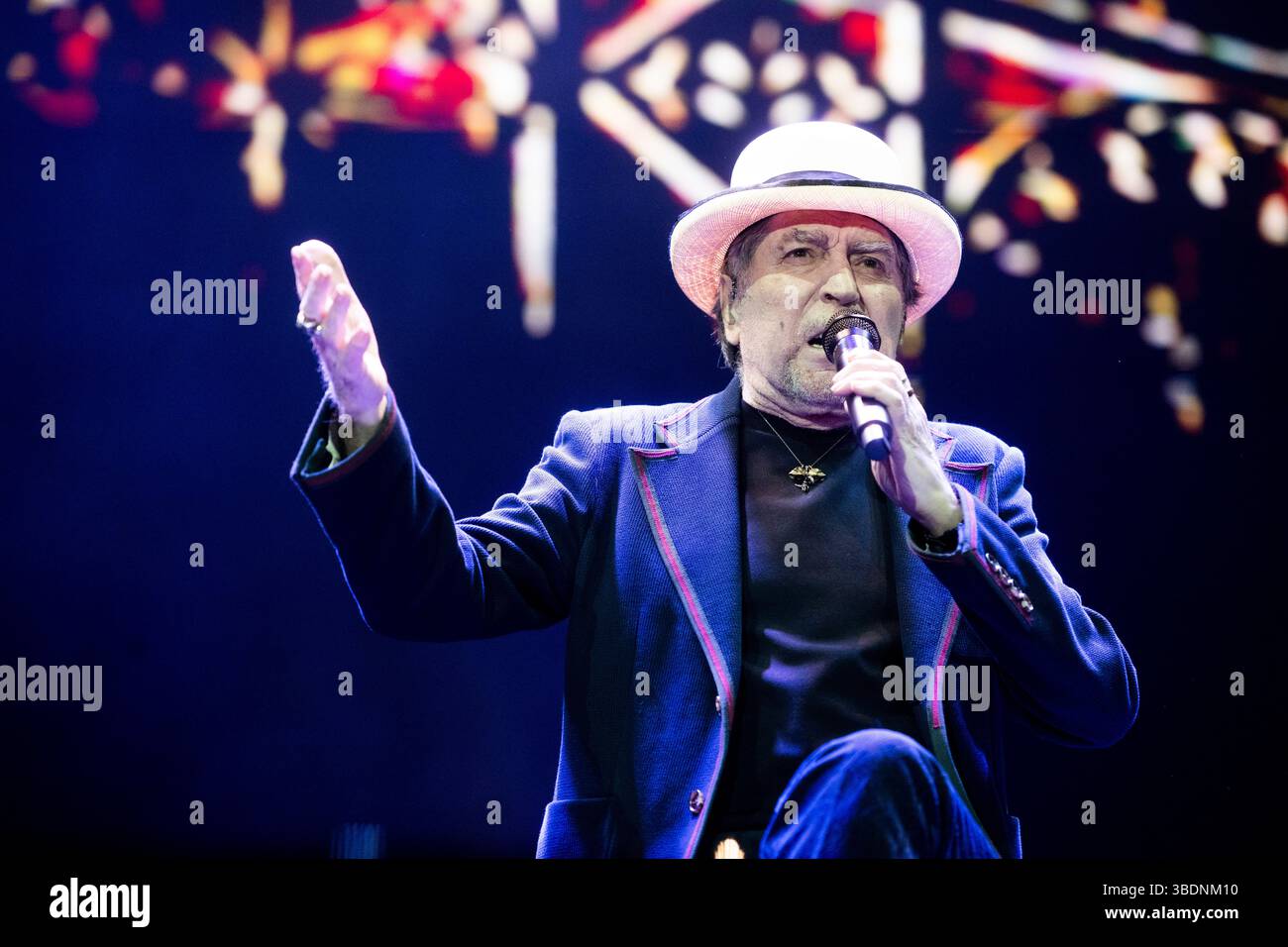 Madrid, 19 maggio 2025. Movistar Arena. Palazzetto dello sport. Concerto di Joaquín Sabina. Foto: Di San Bernardo. Arcicc. Crediti: Album / Archivo ABC / Eduardo San Bernardo Foto Stock