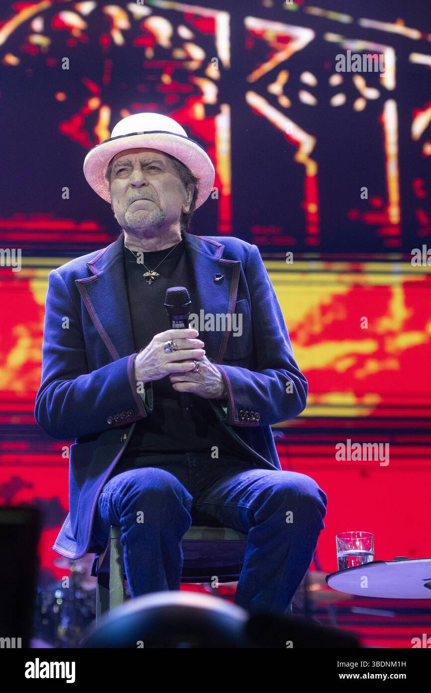 Madrid, 19 maggio 2025. Movistar Arena. Palazzetto dello sport. Concerto di Joaquín Sabina. Foto: Di San Bernardo. Arcicc. Crediti: Album / Archivo ABC / Eduardo San Bernardo Foto Stock