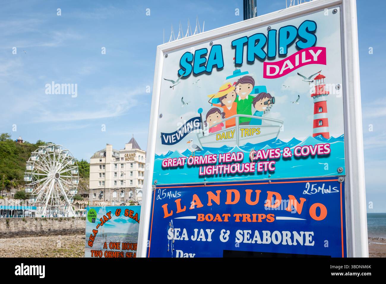 Insegna per gite in mare, Llandudno Seafront, Galles, Regno Unito. 2025 Foto Stock