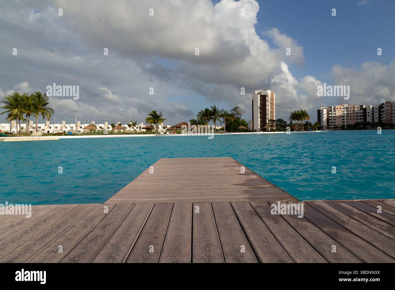 Dream Lagoons, Cancun, Messico - 23 febbraio 2019: Una vista serena da un molo di legno che si affaccia sulla laguna turchese, circondata da palme. Foto Stock