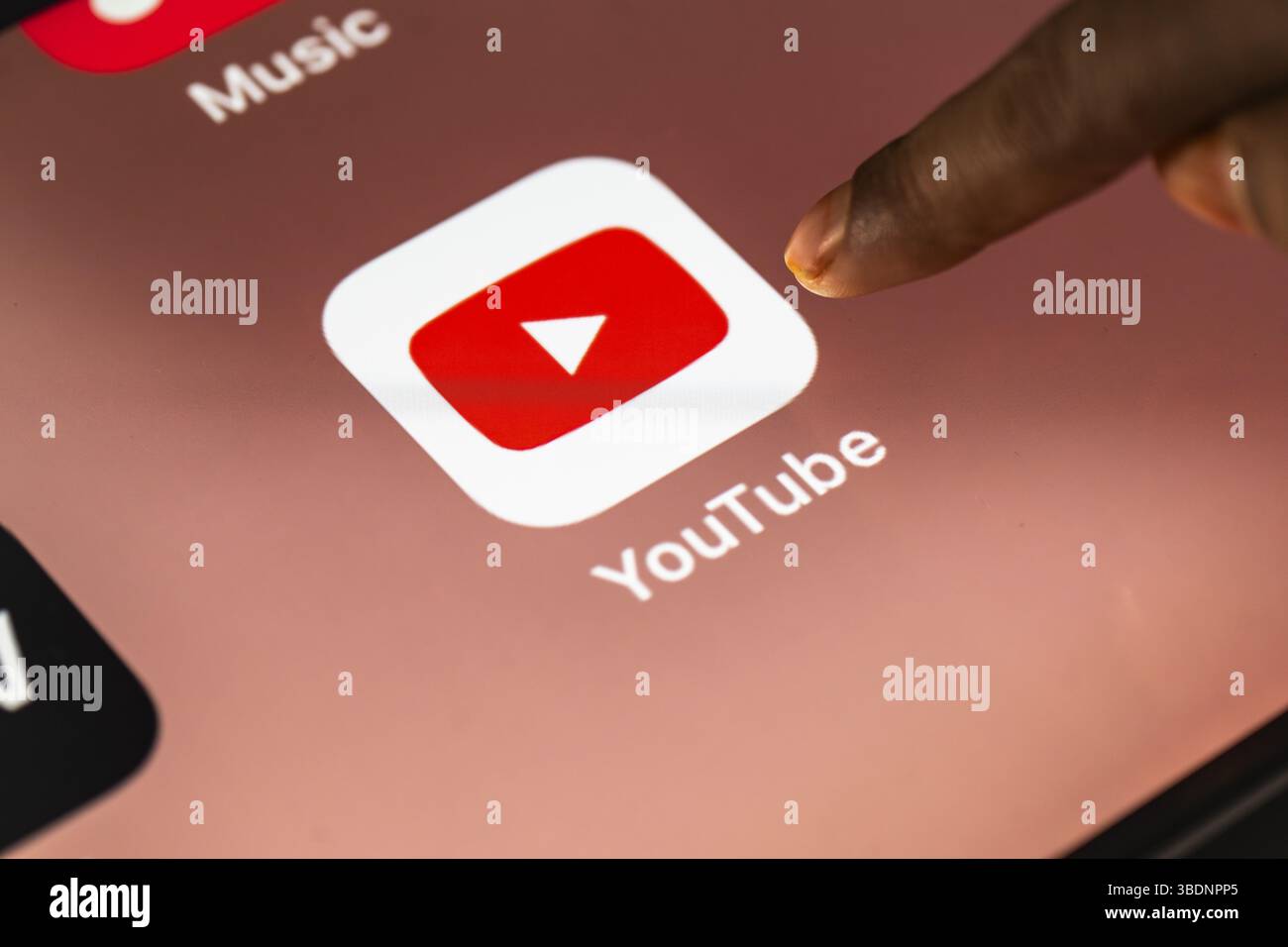 In questa illustrazione fotografica una persona tocca l'applicazione Google YouTube su un tablet il 24 maggio 2025 a nuova Delhi, India, Asia Foto Stock