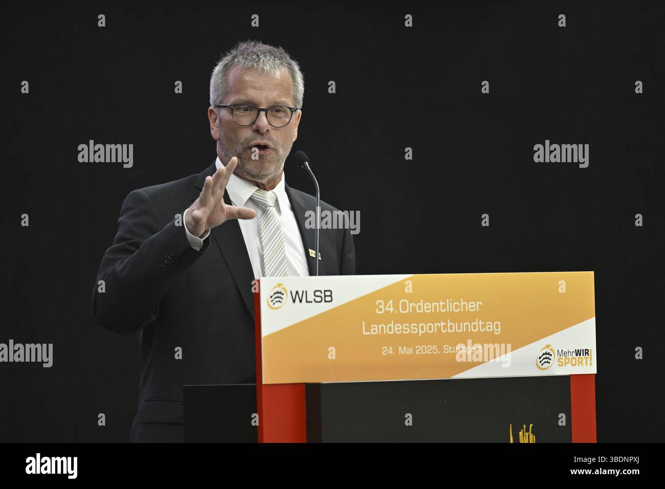 Presidente Andreas Felchle, al leggio, gesto Landessportbundtag, Congresso, del WLSB Wuerttembergischer Landssportbund e.V, Haus des S. Foto Stock