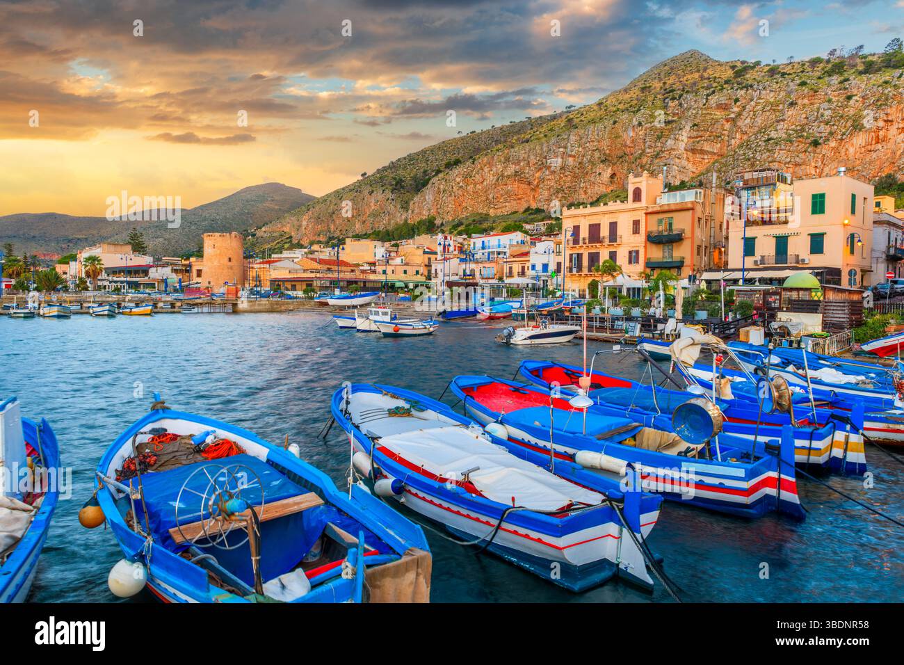 Palermo, Sicilia, Italia nella zona di Mondello all'alba. Foto Stock