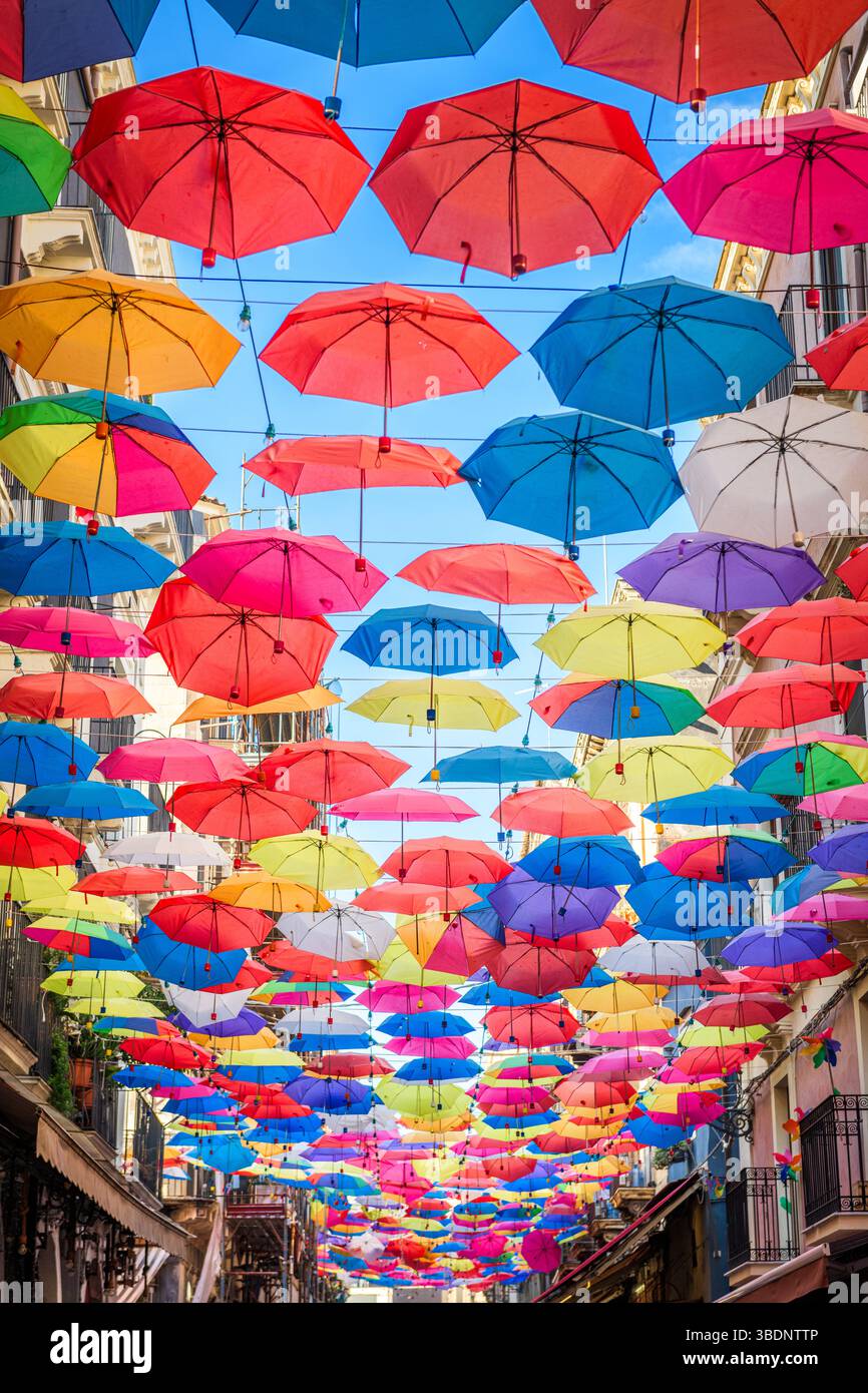 Appesi a ombrelli sopra le strade di Catania, Sicilia, Italia. Foto Stock