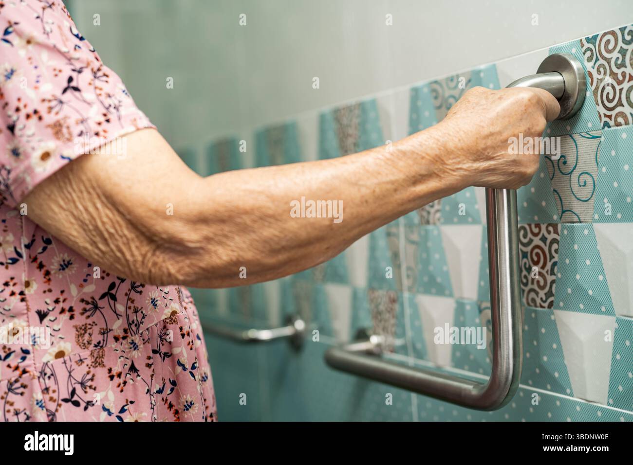 Asian anziano anziano o anziano anziano donna paziente uso wc bagno maniglia di sicurezza in reparto di ospedale di cura, sano concetto medico forte. Foto Stock