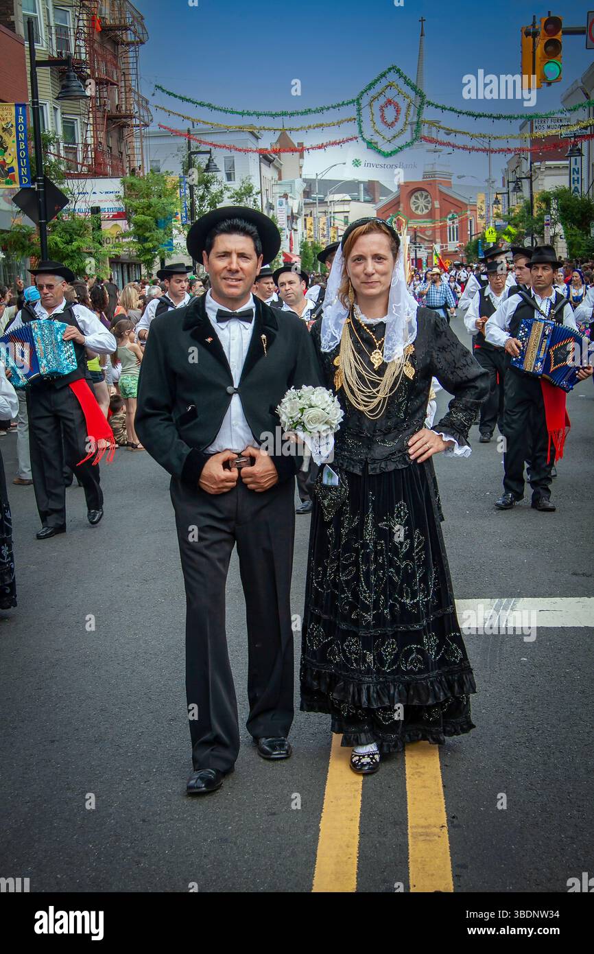 Una coppia vestita con regalia tradizionali posa per una foto durante la sfilata portoghese di Newark, New Jersey USA. Foto Stock