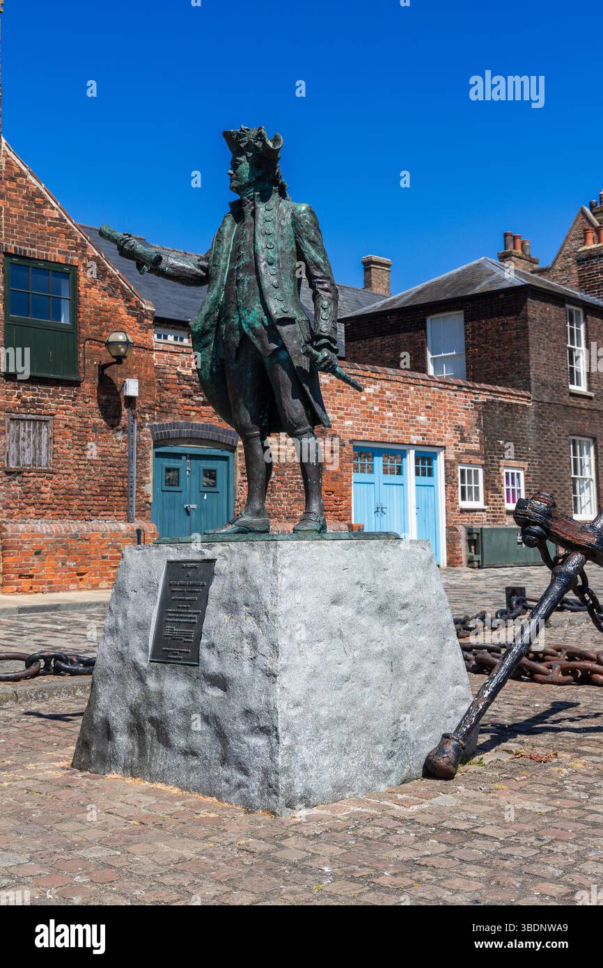 La statua del capitano George Vancouver a Purfleet Quay, Kings Lynn, scattata il 20 maggio 2025. Foto Stock