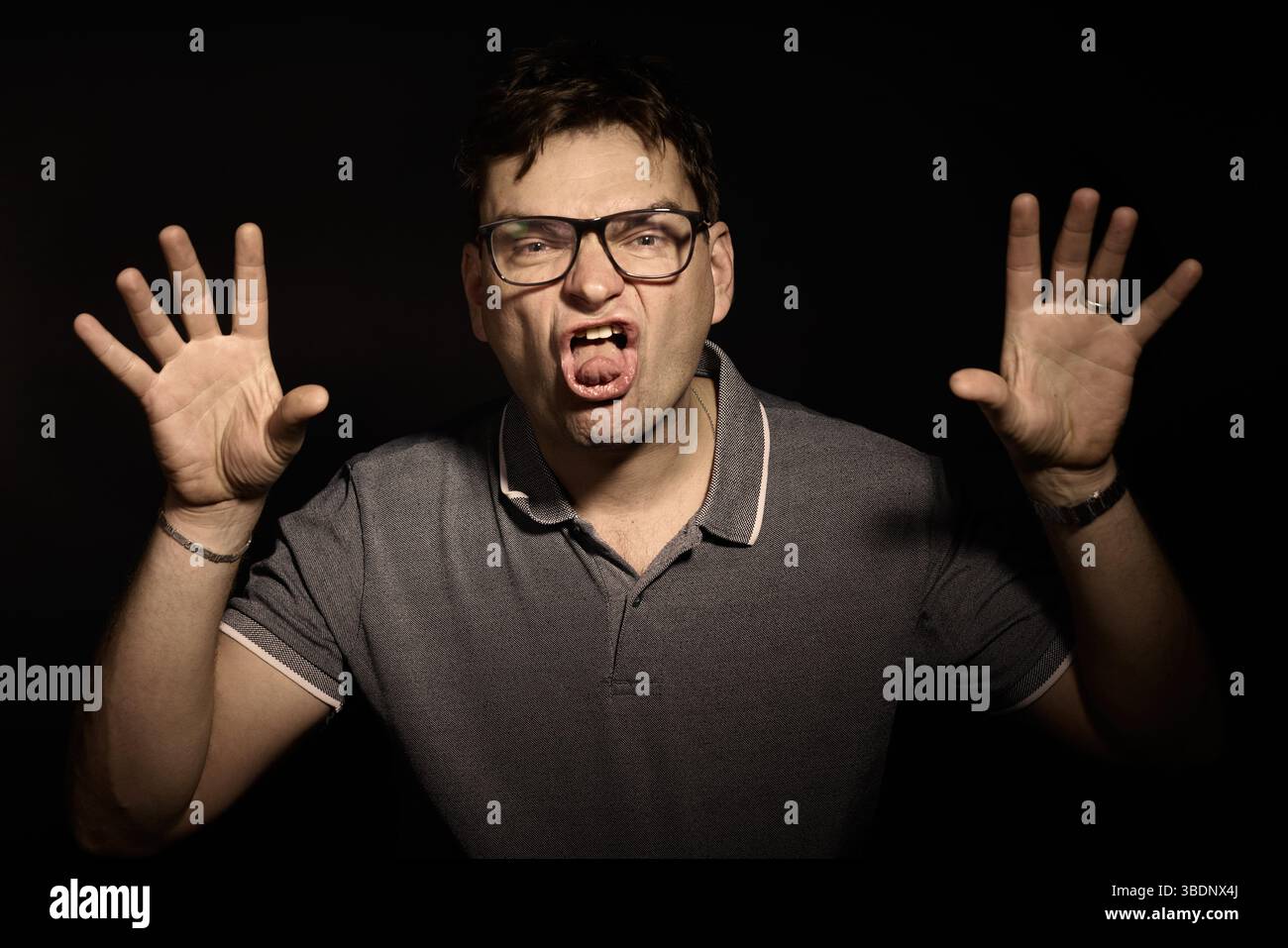 Fotografo con occhiali e camicia e espressioni Foto Stock