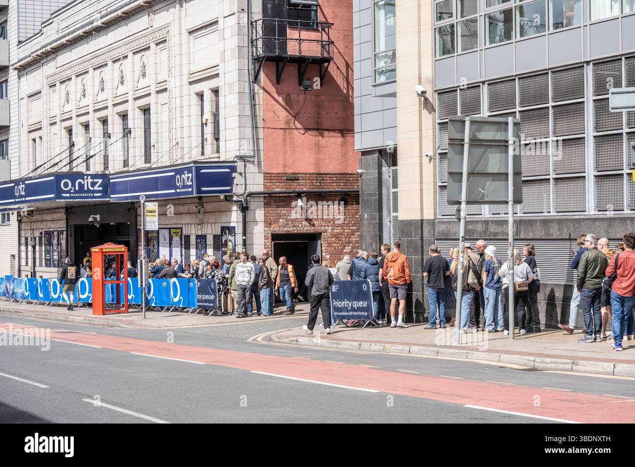 Manchester, Lancashire, Regno Unito. 25 maggio 2025. Tim Burgess dei Charlatans porta il Mercxh Market a Manchester per celebrare tutto ciò che riguarda la musica e le band dal vivo, rilevando diversi locali della città e chiudendo un tunnel stradale chiamato Tunnel of Love, che ha ospitato diverse esibizioni dal vivo di Tom A Smith, James Walsh di Star Sailor e molti altri, l'intera giornata è quella di consentire alle band di vendere merci senza spese per la sede e di celebrare tutto ciò che riguarda la musica dal vivo. Credito Ian Knight/Alamy Live News Foto Stock