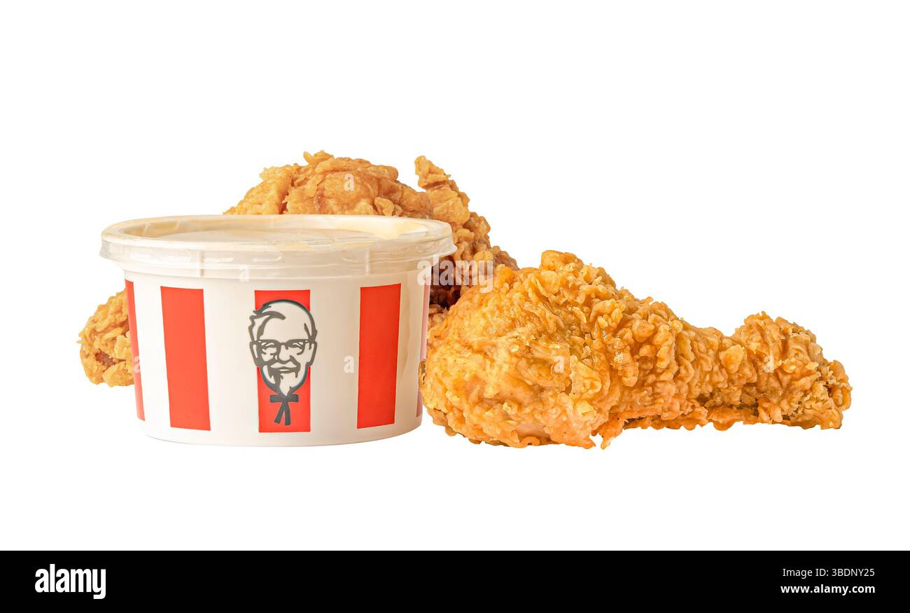 Bangkok, Thailandia 1° agosto 2022 KFC Chicken, Kentucky Fried Chicken con logo del marchio, fast food isolato su sfondo bianco. Foto Stock