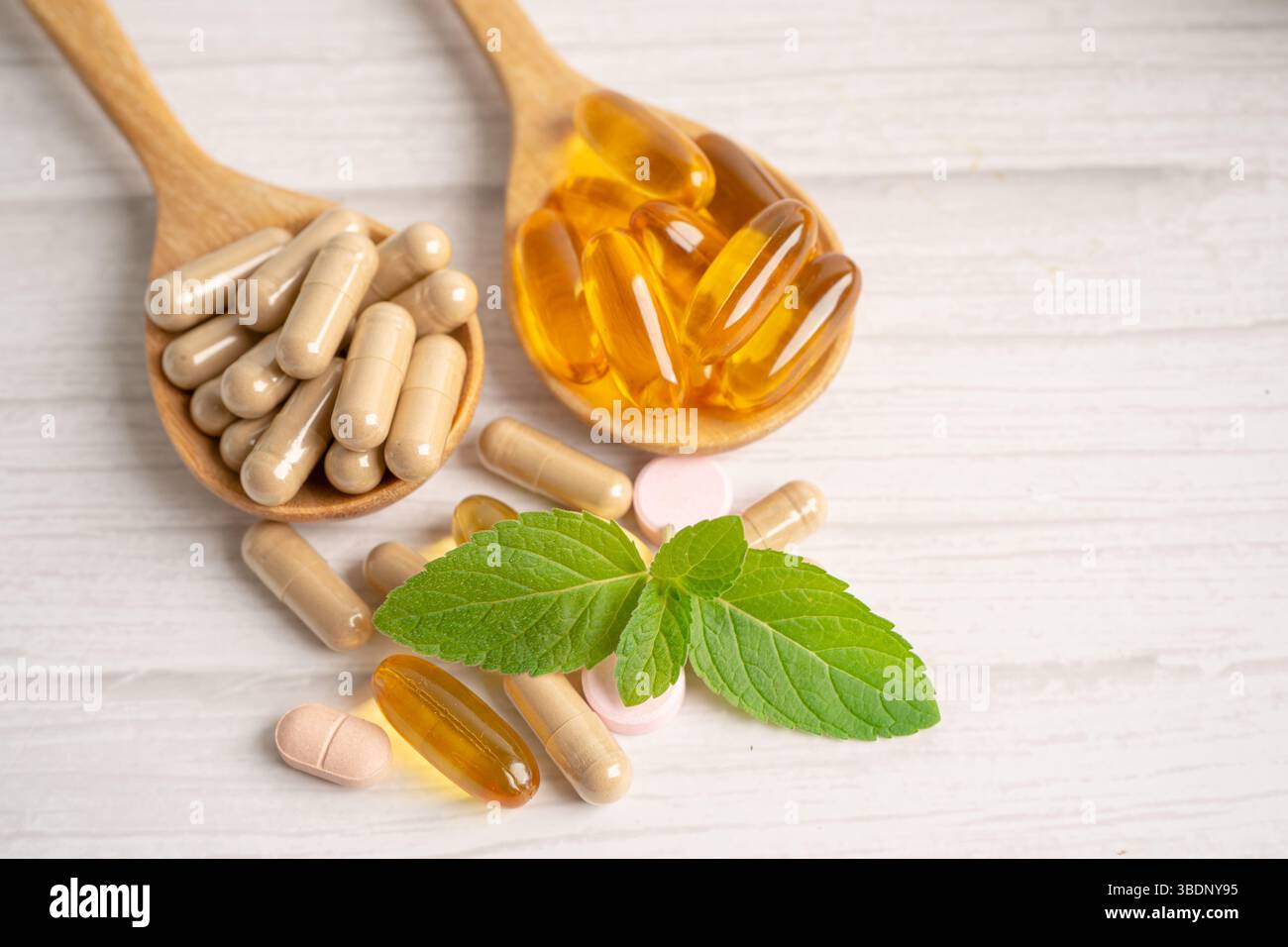 Medicina alternativa capsula organica a base di erbe con vitamina e omega 3 olio di pesce, minerale, farmaco con erbe foglie integratori naturali per una buona vita sana. Foto Stock