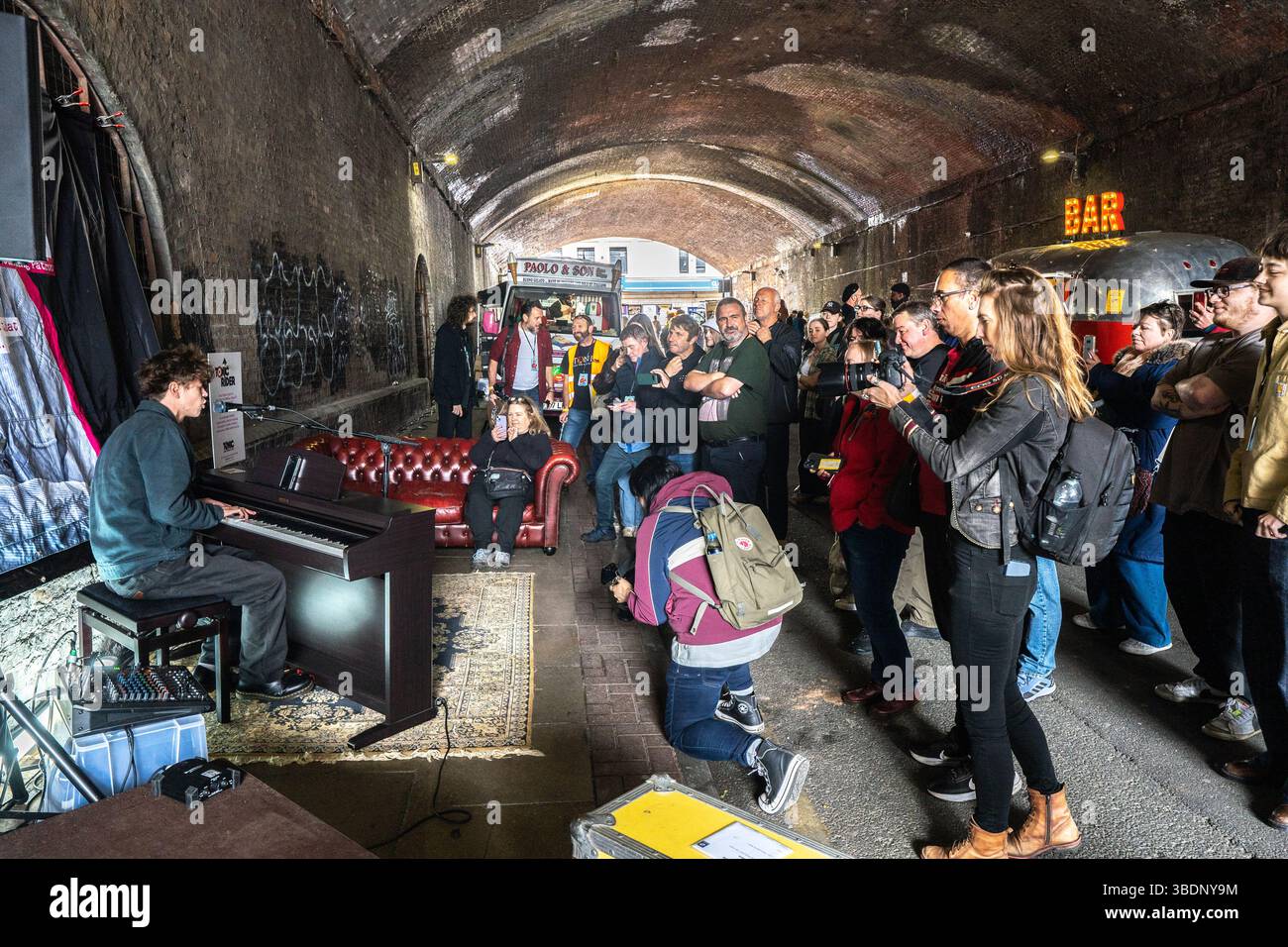 Manchester, Lancashire, Regno Unito. 25 maggio 2025. Tim Burgess dei Charlatans porta il Mercxh Market a Manchester per celebrare tutto ciò che riguarda la musica e le band dal vivo, rilevando diversi locali della città e chiudendo un tunnel stradale chiamato Tunnel of Love, che ha ospitato diverse esibizioni dal vivo di Tom A Smith, James Walsh di Star Sailor e molti altri, l'intera giornata è quella di consentire alle band di vendere merci senza spese per la sede e di celebrare tutto ciò che riguarda la musica dal vivo. Credito Ian Knight/Alamy Live News Foto Stock