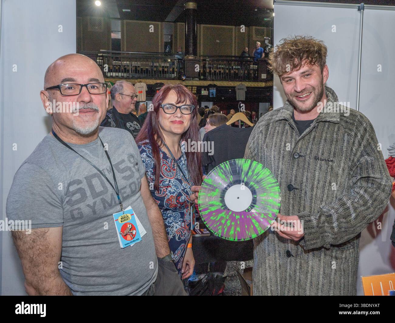 Manchester, Lancashire, Regno Unito. 25 maggio 2025. Tim Burgess dei Charlatans porta il Mercxh Market a Manchester per celebrare tutto ciò che riguarda la musica e le band dal vivo, rilevando diversi locali della città e chiudendo un tunnel stradale chiamato Tunnel of Love, che ha ospitato diverse esibizioni dal vivo di Tom A Smith, James Walsh di Star Sailor e molti altri, l'intera giornata è quella di consentire alle band di vendere merci senza spese per la sede e di celebrare tutto ciò che riguarda la musica dal vivo. Credito Ian Knight/Alamy Live News Foto Stock