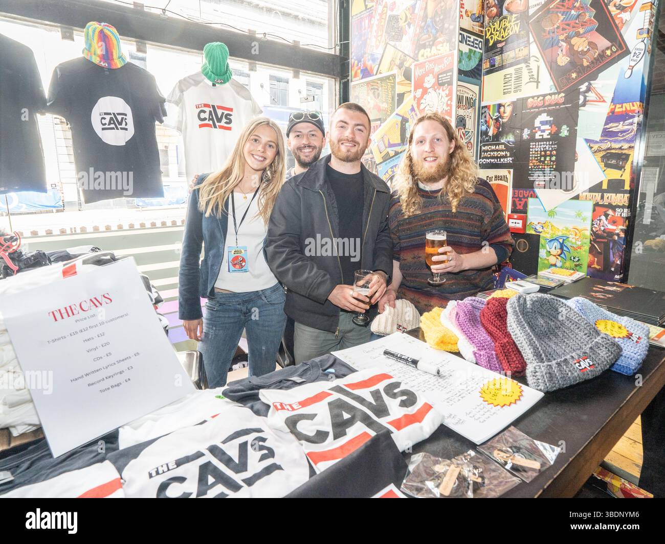 Manchester, Lancashire, Regno Unito. 25 maggio 2025. Tim Burgess dei Charlatans porta il Mercxh Market a Manchester per celebrare tutto ciò che riguarda la musica e le band dal vivo, rilevando diversi locali della città e chiudendo un tunnel stradale chiamato Tunnel of Love, che ha ospitato diverse esibizioni dal vivo di Tom A Smith, James Walsh di Star Sailor e molti altri, l'intera giornata è quella di consentire alle band di vendere merci senza spese per la sede e di celebrare tutto ciò che riguarda la musica dal vivo. Credito Ian Knight/Alamy Live News Foto Stock