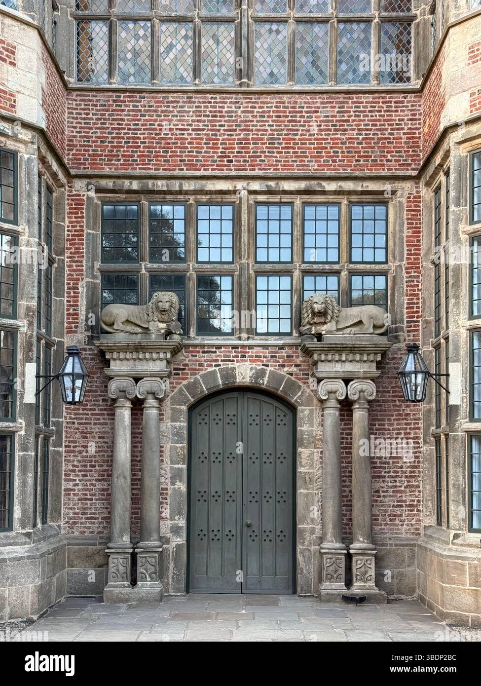 Particolare della porta d'ingresso ad Astley Hall ad Astley Park, Chorley - Immagine stock catturata con smartphone