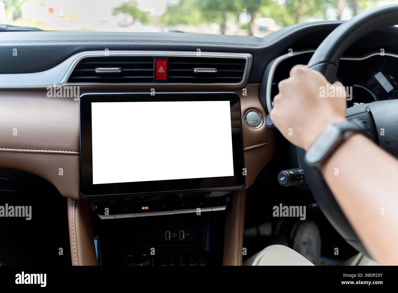 perdere la mano del conducente sul volante con un display tattile vuoto e il pulsante di avviamento del motore in un abitacolo moderno, ideale per le automobili Foto Stock