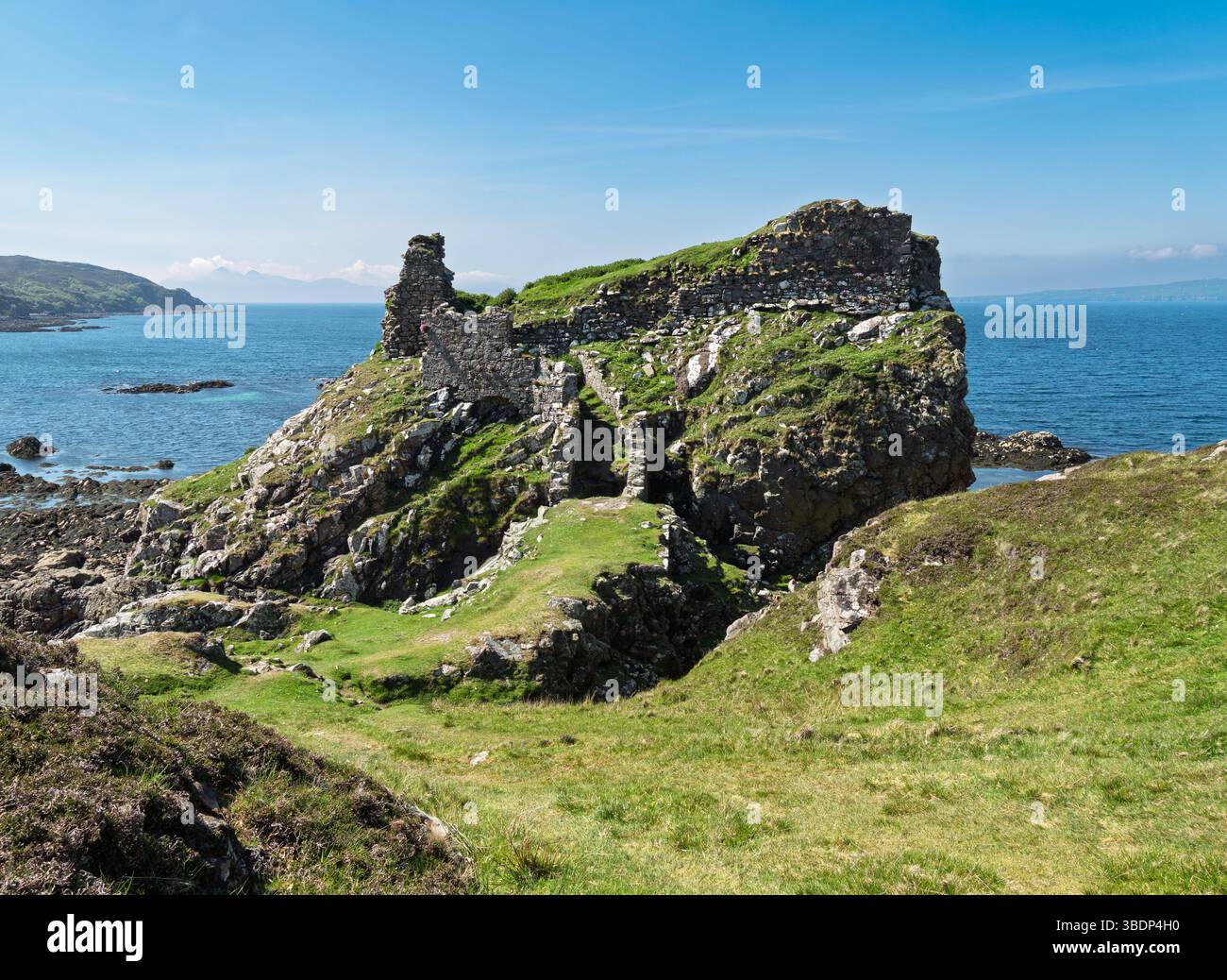 Le rovine di una collina scozzese/forte promontorio del castello di Dunscaith (Dun Scaich) con cielo azzurro limpido a maggio, Tokavaig, Isola di Skye, Scozia, Regno Unito. Foto Stock