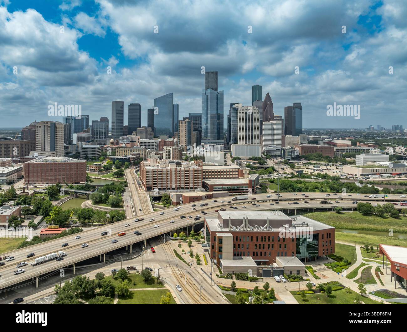 Veduta aerea del centro universitario, della tecnologia scientifica e del successo del benessere della University of Houston con sfondo grattacielo Foto Stock