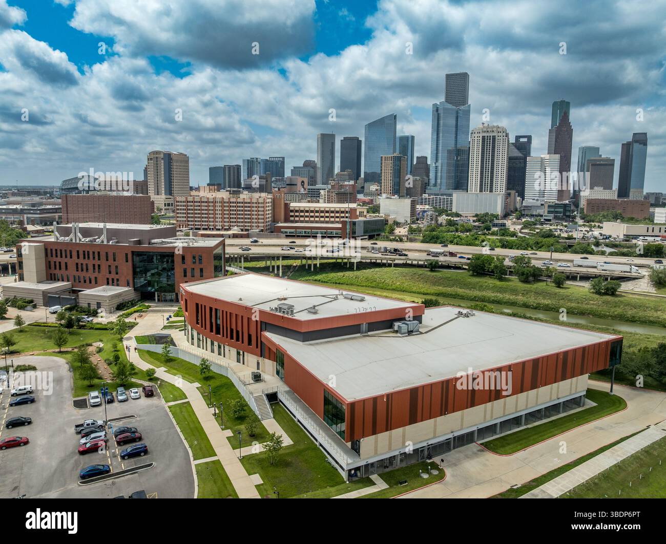 Veduta aerea del centro universitario, della tecnologia scientifica e del successo del benessere della University of Houston con sfondo grattacielo Foto Stock