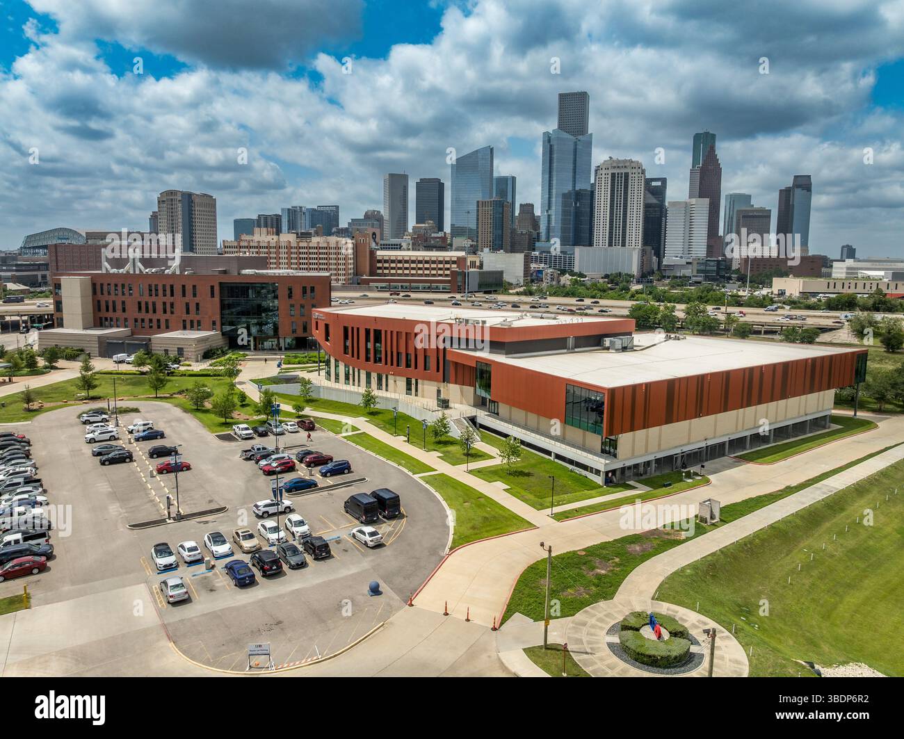 Veduta aerea del centro universitario, della tecnologia scientifica e del successo del benessere della University of Houston con sfondo grattacielo Foto Stock
