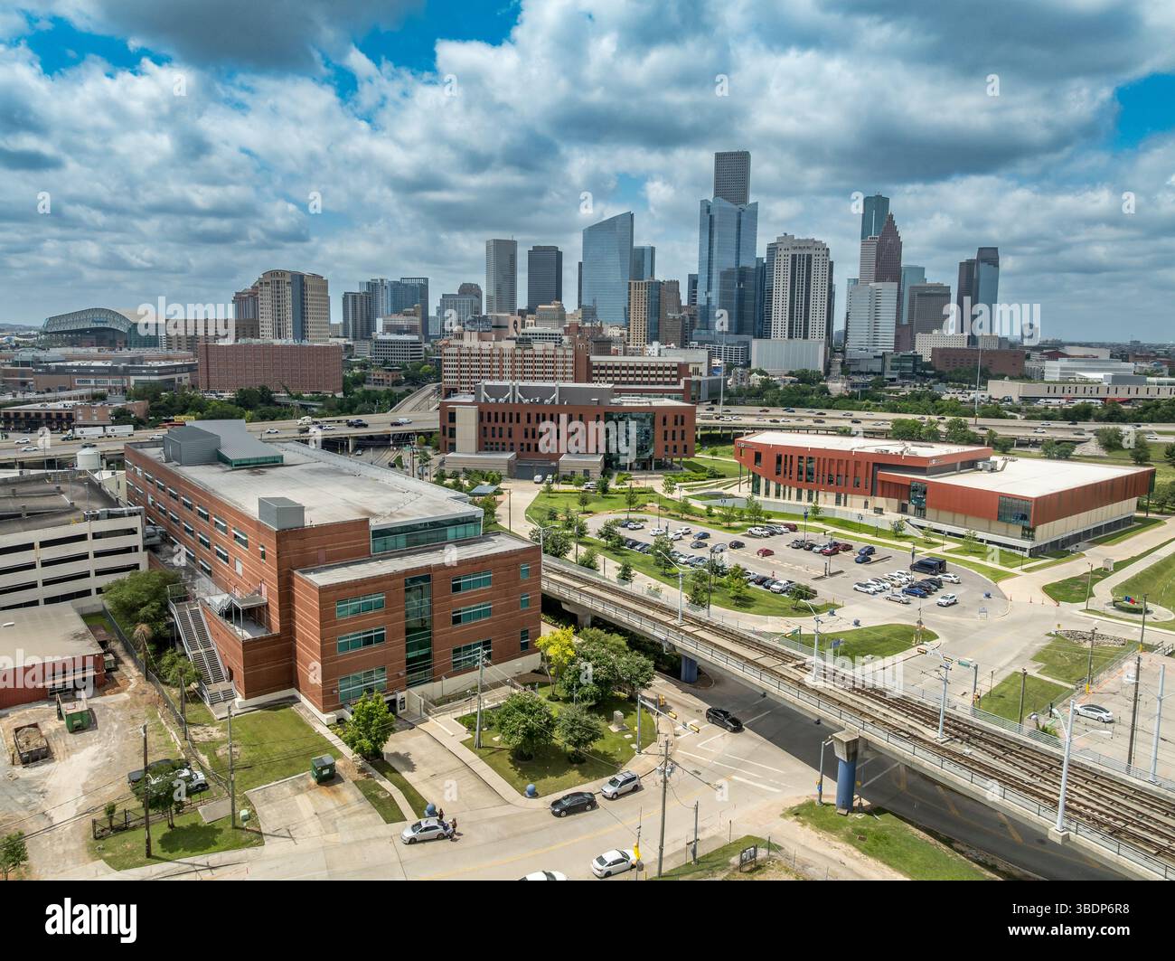 Veduta aerea del centro universitario, della tecnologia scientifica e del successo del benessere della University of Houston con sfondo grattacielo Foto Stock