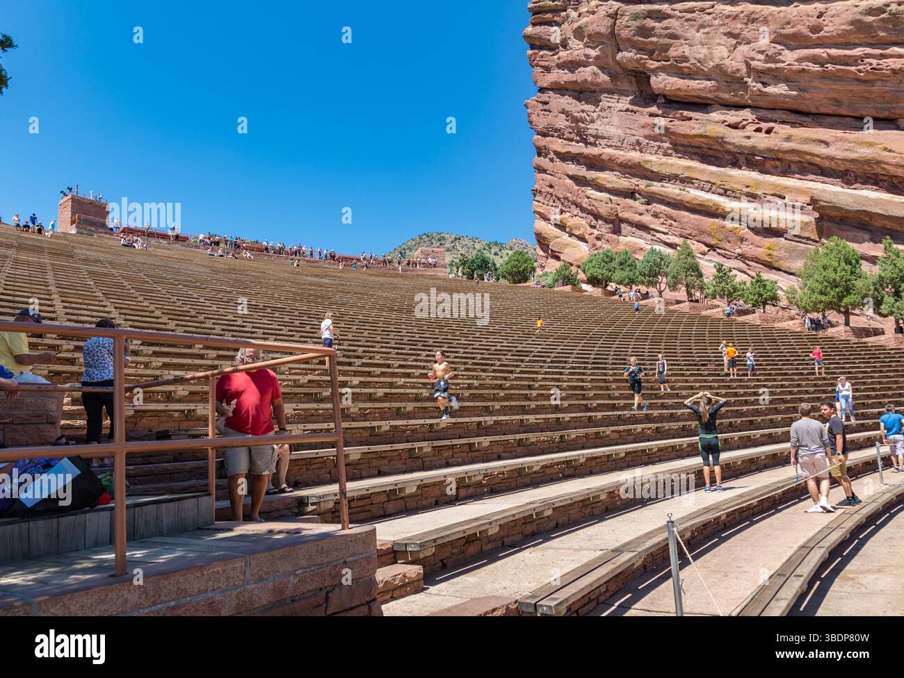 I visitatori utilizzano il Red Rocks Park e l'Anfiteatro per il fitness e l'esercizio fisico Foto Stock