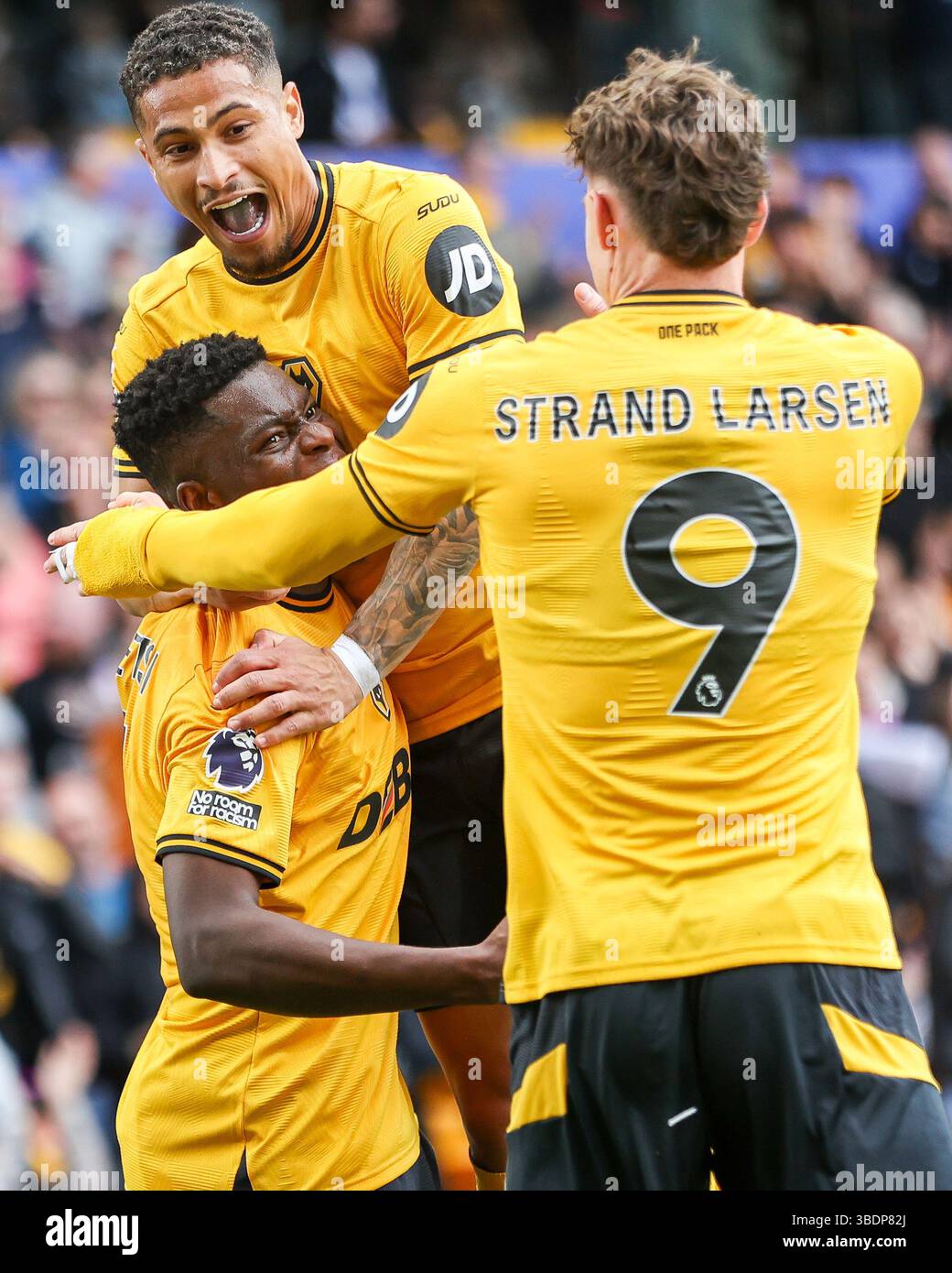 #5, Marshall Munetsi del Wolverhampton Wanderers (a sinistra) si congratula per il suo gol durante la partita di Premier League tra Wolverhampton Wanderers e Brentford a Molineux, Wolverhampton, domenica 25 maggio 2025. (Foto: Stuart Leggett | mi News) crediti: MI News & Sport /Alamy Live News Foto Stock