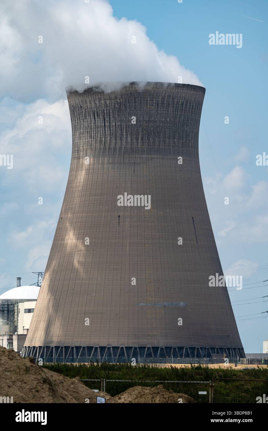 Doppia torre di raffreddamento della centrale nucleare di Doel, provincia di Anversa, Belgio, 17 maggio 2025 Foto Stock