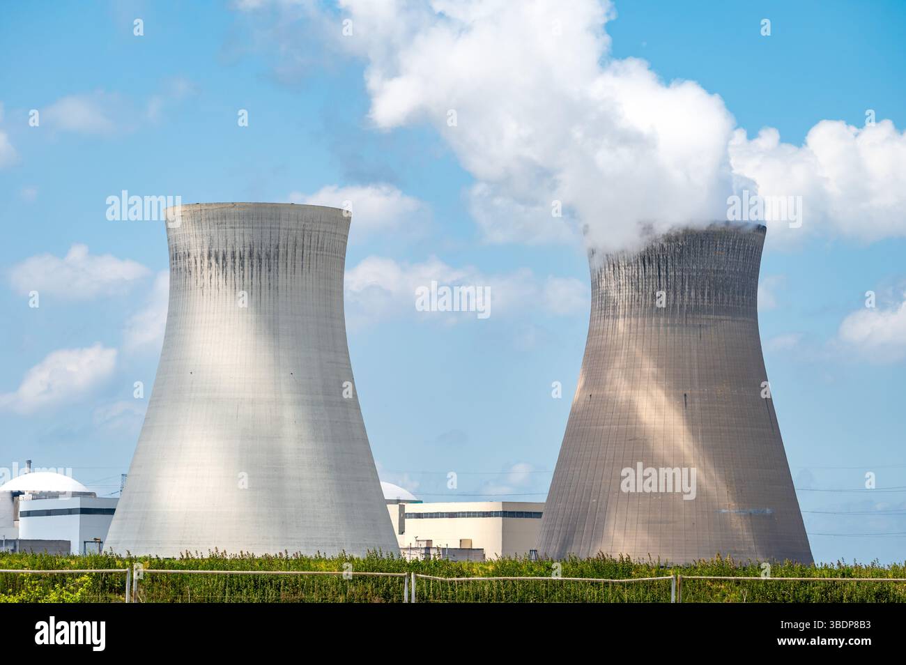 Doppia torre di raffreddamento della centrale nucleare di Doel, provincia di Anversa, Belgio, 17 maggio 2025 Foto Stock