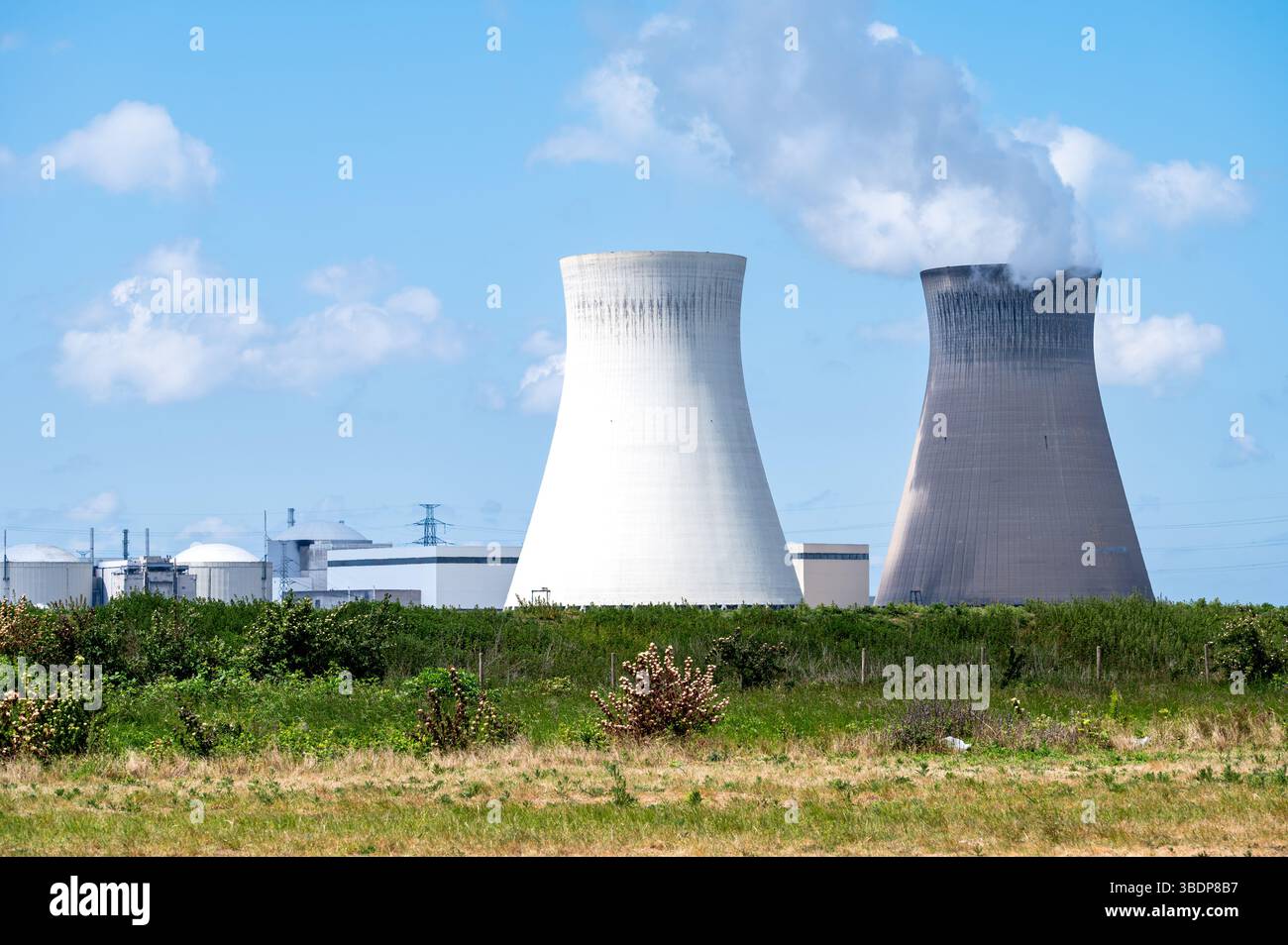 Doppia torre di raffreddamento della centrale nucleare di Doel, provincia di Anversa, Belgio, 17 maggio 2025 Foto Stock