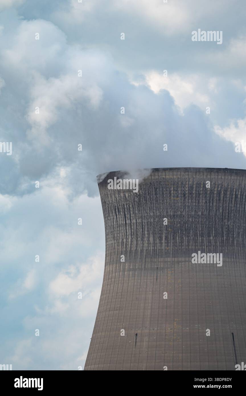 Doppia torre di raffreddamento della centrale nucleare di Doel, provincia di Anversa, Belgio, 17 maggio 2025 Foto Stock