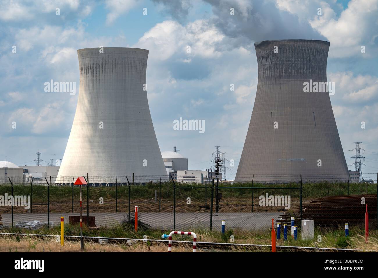 Doppia torre di raffreddamento della centrale nucleare di Doel, provincia di Anversa, Belgio, 17 maggio 2025 Foto Stock