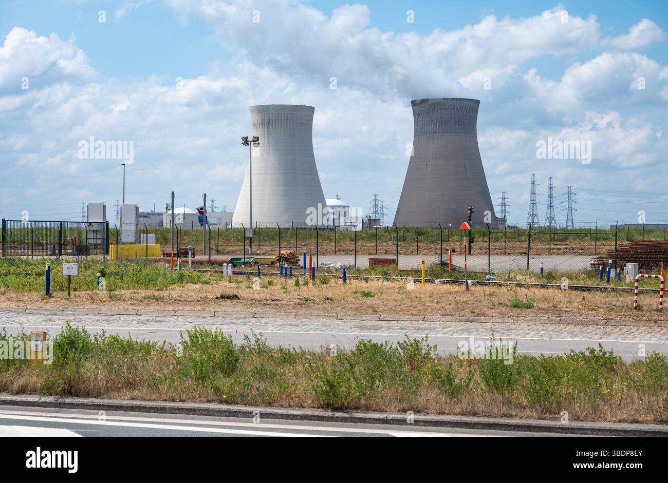 Doppia torre di raffreddamento della centrale nucleare di Doel, provincia di Anversa, Belgio, 17 maggio 2025 Foto Stock